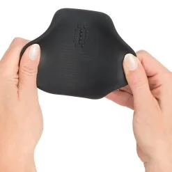 Rebel Verwarmende En Vibrerende Stroker - Zwart -Buttpluggs Winkel verwarmende en vibrerende stroker zwart handen 1